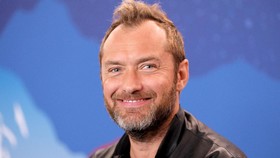 Jude Law Pertimbangkan Jadi Captain Hook di Peter Pan & Wendy