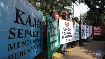 Karangan Bunga dan Poster Aksi Damai Indosurya (CNBC Indonesia/ Tri Susilo)