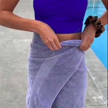 Viral, 2 Wanita Bule Kegirangan Pakai Handuk seperti Lipatan Sarung