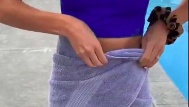 Viral, 2 Wanita Bule Kegirangan Pakai Handuk seperti Lipatan Sarung