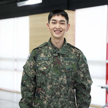 Cegah Penyebaran COVID-19, Onew SHINee Keluar Wajib Militer Hari Ini