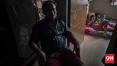Pembebasan Biaya Sewa Rusunawa Aktivitas warga di rumah susun sederhana sewa (rusunawa) Jatinegara Barat, Jakarta, Rabu, 8 Juli 2020. Pemerintah Provinsi DKI Jakarta melalui Peraturan Gubernur (Pergub) DKI Jakarta Nomor 61 Tahun 2020 tentang Pemberian Keringanan Retribusi Daerah dan/atau Penghapusan Sanksi Administratif kepada Wajib Retribusi yang Terdampak Bencana Nasional Covid-19 menggratiskan biaya sewa rusunawa. Kebijakan ini diambil untuk mengurangi beban warga terdampak wabah virus corona (Covid-19). CNN Indonesia/Bisma Septalisma