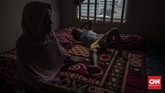 Pembebasan Biaya Sewa Rusunawa Aktivitas warga di rumah susun sederhana sewa (rusunawa) Jatinegara Barat, Jakarta, Rabu, 8 Juli 2020. Pemerintah Provinsi DKI Jakarta melalui Peraturan Gubernur (Pergub) DKI Jakarta Nomor 61 Tahun 2020 tentang Pemberian Keringanan Retribusi Daerah dan/atau Penghapusan Sanksi Administratif kepada Wajib Retribusi yang Terdampak Bencana Nasional Covid-19 menggratiskan biaya sewa rusunawa. Kebijakan ini diambil untuk mengurangi beban warga terdampak wabah virus corona (Covid-19). CNN Indonesia/Bisma Septalisma