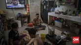 Pembebasan Biaya Sewa Rusunawa Aktivitas warga di rumah susun sederhana sewa (rusunawa) Jatinegara Barat, Jakarta, Rabu, 8 Juli 2020. Pemerintah Provinsi DKI Jakarta melalui Peraturan Gubernur (Pergub) DKI Jakarta Nomor 61 Tahun 2020 tentang Pemberian Keringanan Retribusi Daerah dan/atau Penghapusan Sanksi Administratif kepada Wajib Retribusi yang Terdampak Bencana Nasional Covid-19 menggratiskan biaya sewa rusunawa. Kebijakan ini diambil untuk mengurangi beban warga terdampak wabah virus corona (Covid-19). CNN Indonesia/Bisma Septalisma