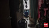 Pembebasan Biaya Sewa Rusunawa Aktivitas warga di rumah susun sederhana sewa (rusunawa) Jatinegara Barat, Jakarta, Rabu, 8 Juli 2020. Pemerintah Provinsi DKI Jakarta melalui Peraturan Gubernur (Pergub) DKI Jakarta Nomor 61 Tahun 2020 tentang Pemberian Keringanan Retribusi Daerah dan/atau Penghapusan Sanksi Administratif kepada Wajib Retribusi yang Terdampak Bencana Nasional Covid-19 menggratiskan biaya sewa rusunawa. Kebijakan ini diambil untuk mengurangi beban warga terdampak wabah virus corona (Covid-19). CNN Indonesia/Bisma Septalisma