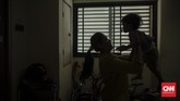 Pembebasan Biaya Sewa Rusunawa Aktivitas warga di rumah susun sederhana sewa (rusunawa) Jatinegara Barat, Jakarta, Rabu, 8 Juli 2020. Pemerintah Provinsi DKI Jakarta melalui Peraturan Gubernur (Pergub) DKI Jakarta Nomor 61 Tahun 2020 tentang Pemberian Keringanan Retribusi Daerah dan/atau Penghapusan Sanksi Administratif kepada Wajib Retribusi yang Terdampak Bencana Nasional Covid-19 menggratiskan biaya sewa rusunawa. Kebijakan ini diambil untuk mengurangi beban warga terdampak wabah virus corona (Covid-19). CNN Indonesia/Bisma Septalisma