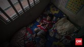 Pembebasan Biaya Sewa Rusunawa Aktivitas warga di rumah susun sederhana sewa (rusunawa) Jatinegara Barat, Jakarta, Rabu, 8 Juli 2020. Pemerintah Provinsi DKI Jakarta melalui Peraturan Gubernur (Pergub) DKI Jakarta Nomor 61 Tahun 2020 tentang Pemberian Keringanan Retribusi Daerah dan/atau Penghapusan Sanksi Administratif kepada Wajib Retribusi yang Terdampak Bencana Nasional Covid-19 menggratiskan biaya sewa rusunawa. Kebijakan ini diambil untuk mengurangi beban warga terdampak wabah virus corona (Covid-19). CNN Indonesia/Bisma Septalisma