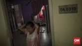 Pembebasan Biaya Sewa Rusunawa Aktivitas warga di rumah susun sederhana sewa (rusunawa) Jatinegara Barat, Jakarta, Rabu, 8 Juli 2020. Pemerintah Provinsi DKI Jakarta melalui Peraturan Gubernur (Pergub) DKI Jakarta Nomor 61 Tahun 2020 tentang Pemberian Keringanan Retribusi Daerah dan/atau Penghapusan Sanksi Administratif kepada Wajib Retribusi yang Terdampak Bencana Nasional Covid-19 menggratiskan biaya sewa rusunawa. Kebijakan ini diambil untuk mengurangi beban warga terdampak wabah virus corona (Covid-19). CNN Indonesia/Bisma Septalisma