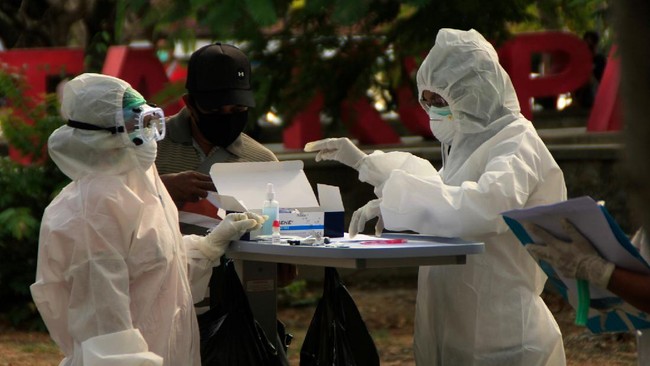 Petugas mengambil sampel darah warga saat pelaksanaan tes cepat atau rapid test warga di Kota Kupang, NTT,Kamis (25/06/2020). Polda NTT mengelar tes cepat secara gratis bagi warga di Kota itu yang ingin mengetahui kondisi kesehatan mereka sebagai bagian dari kepedulian institusi itu kepada masyarakat menyambut HUT Bhayangkara-74.  ANTARA FOTO/Kornelis Kaha/nzz.