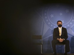Ulah Presiden Brasil Malah Buka Masker Usai Positif Corona