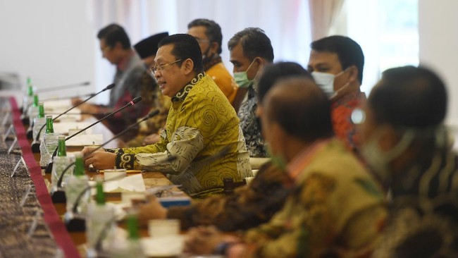 Pimpinan MPR belum satu suara terkait rencana amendemen UUD 1945. Beberapa pimpinan setuju dengan amendemen, namun beberapa lainnya menolak rencana amendemen.