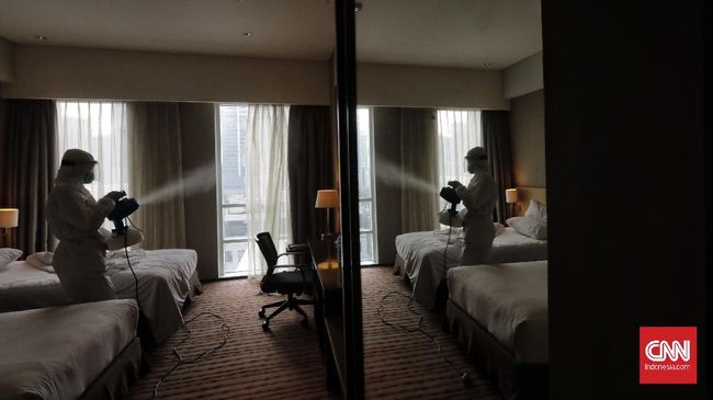 Menteri Pariwisata dan Ekonomi Kreatif Wishnutama Kusubandio mengecek kesiapan protokol kesehatan New Normal di Hotel JS Luwansa. Jakarta, Rabu, 8 Juli 2020. CNN Indonesia/Adhi Wicaksono