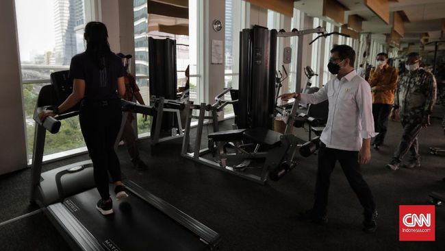 Menteri Pariwisata dan Ekonomi Kreatif Wishnutama Kusubandio mengecek kesiapan protokol kesehatan New Normal di Hotel JS Luwansa. Jakarta, Rabu, 8 Juli 2020. CNN Indonesia/Adhi Wicaksono
