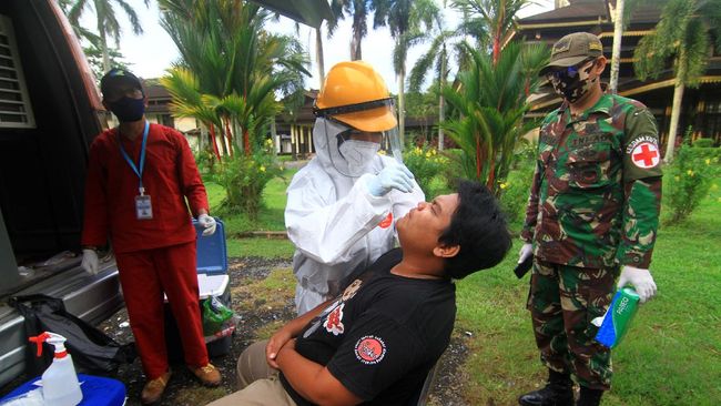RAZIA KEPATUHAN PENGGUNAAN MASKER Petugas medis melakukan tes SWAB terhadap pengendara sepeda yang terjaring razia kepatuhan penggunaan masker di Jalan Ahmad Yani, Pontianak, Kalimantan Barat, Senin (6/7/2020). Dalam razia yang digelar tim gabungan Dinas Kesehatan Provinsi Kalbar, Kodim 1207/BS Pontianak serta Polresta Pontianak tersebut pengendara sepeda dan pengendara motor yang tidak menggunakan masker harus menjalani tes usap atau SWAB Test COVID-19. ANTARA FOTO/Jessica Helena Wuysang/hp.