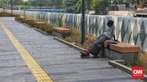 RUANG TERBUKA PELEPAS PENAT Berdiri sebuah area terbuka baru bagi masyarakat Jakarta yang ingin berinteraksi, bersantai melepas penat. Posisinya berada persis Di samping stasiun kereta BNI City dan diapit Kanal Banjir Barat. (CNN Indonesia/ Safir Makki)