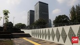 RUANG TERBUKA PELEPAS PENAT Berdiri sebuah area terbuka baru bagi masyarakat Jakarta yang ingin berinteraksi, bersantai melepas penat. Posisinya berada persis Di samping stasiun kereta BNI City dan diapit Kanal Banjir Barat. (CNN Indonesia/ Safir Makki)
