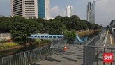 RUANG TERBUKA PELEPAS PENAT Berdiri sebuah area terbuka baru bagi masyarakat Jakarta yang ingin berinteraksi, bersantai melepas penat. Posisinya berada persis Di samping stasiun kereta BNI City dan diapit Kanal Banjir Barat. (CNN Indonesia/ Safir Makki)