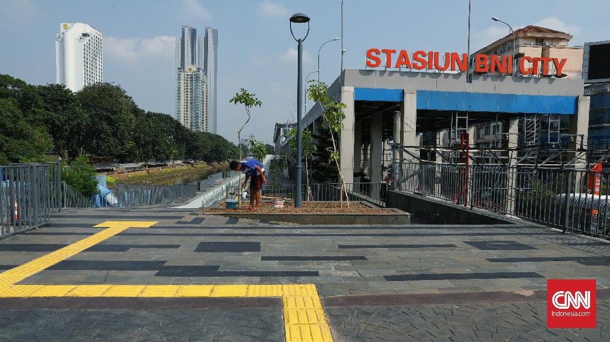 FOTO: Area Terbuka Baru 'Bonus' Naturalisasi Sungai Jakarta