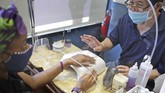 salon kuku di new york Erica Chavis gets her nails done by Andy Pahm through a plexiglass barrier at A.N. Nails in the Harlem section of New York, Monday, July 6, 2020. Nail salons and dog runs were back in business on Monday as New York City entered a new phase in the easing of coronavirus restrictions, but indoor restaurant dining will be postponed indefinitely in order to prevent a spike in new infections. (AP Photo/Seth Wenig)