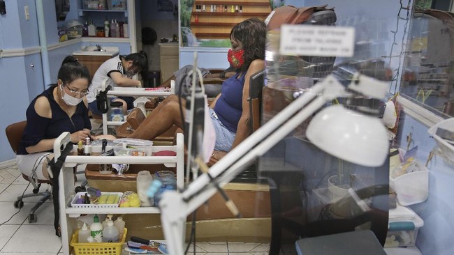 FOTO: Saat Salon Perawatan Kuku di New York Kembali Dibuka