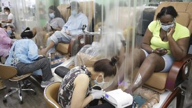 FOTO: Saat Salon Perawatan Kuku di New York Kembali Dibuka