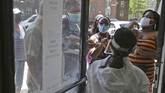 salon kuku di new york People try to figure out whose appointment is next while talking to an employee at the door of HT&V Nails in the Harlem section of New York, Monday, July 6, 2020. Nail salons and dog runs were back in business on Monday as New York City entered a new phase in the easing of coronavirus restrictions, but indoor restaurant dining will be postponed indefinitely in order to prevent a spike in new infections. (AP Photo/Seth Wenig)