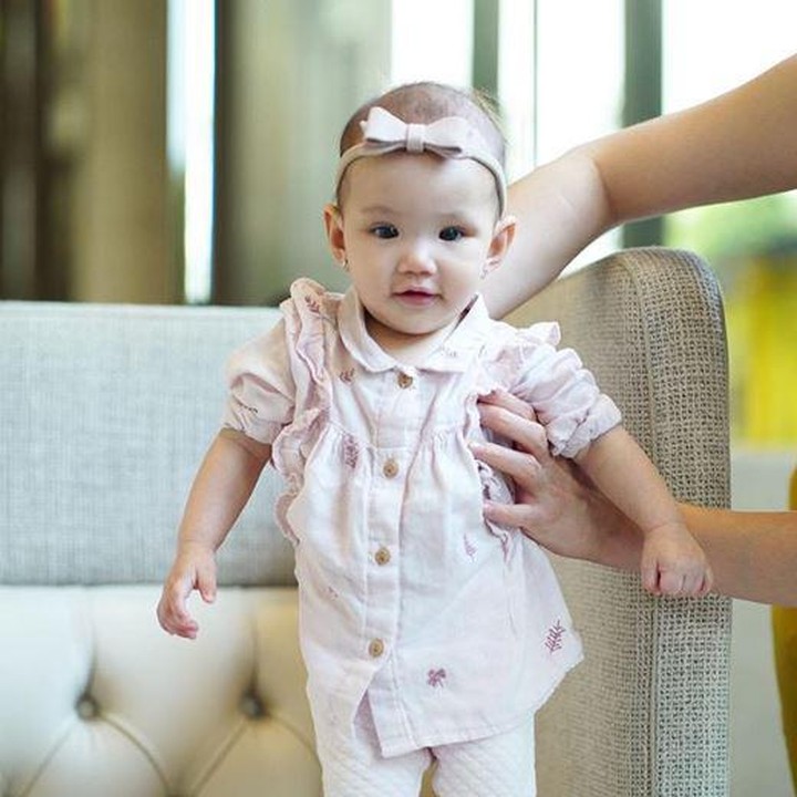 <p>Putri kecil Shandy Aulia, Claire Herbowo, semakin tumbuh menggemaskan nih, Bunda. (Foto: Instagram @missclaireherbowo)</p>