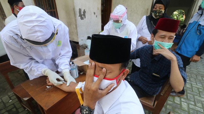 Dua orang santri mengikuti rapid test atau tes cepat COVID-19 di pondok pesantren Al-Amien, Kota Kediri, Jawa Timur, Selasa (1/7/2020). Gugus tugas percepatan penanganan COVID-19 daerah setempat melakukan rapid test secara acak kepada santri di sejumlah pondok pesantren sebagai tahapan menuju era normal baru. ANTARA FOTO/Prasetia Fauzani/aww.