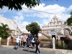 Taman Sari Jogja Ramai Pengunjung di Hari Pertama Buka