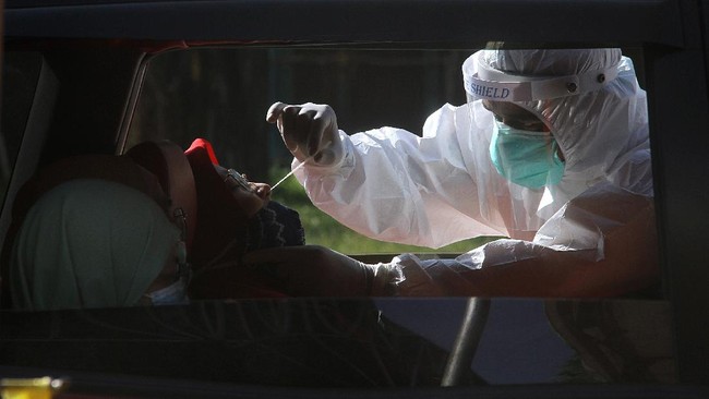 Kasus positif virus corona (Covid-19) di Indonesia pada hari Minggu (6/12) mencapai 575.796 orang, atau bertambah 6.089 kasus positif harian.