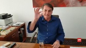 VIDEO: Kena Covid, Bolsonaro Pamer Minum Hydroxychloroquine