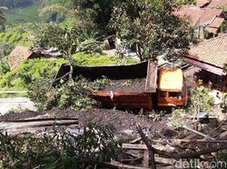 Truk Muatan Batubara Terperosok dan Nyaris Timpa Rumah di Sumedang