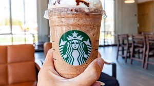 Starbucks Akan Hentikan Persediaan Gelas Sekali Pakai, Per Kapan? Yuk, Mulai Biasakan Bawa Tumbler Sendiri!