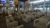 AKTIVITAS DI BANDARA SOEKARNO HATTA MASIH SEPI Suasana Terminal 3 Bandara Internasional Soekarno-Hatta terpantau sepi penumpang di Tangerang, Banten, Kamis (9/7/2020). Meski penerbangan telah kembali dibuka dengan persyaratan seperti penumpang harus dengan memiliki hasil rapid atau PCR test negatif COVID-19, suasana di Bandara Soekarno Hatta masih terpantau sepi. ANTARA FOTO/Aditya Pradana Putra/aww.