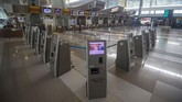 AKTIVITAS DI BANDARA SOEKARNO HATTA MASIH SEPI Suasana Terminal 3 Bandara Internasional Soekarno-Hatta terpantau sepi penumpang di Tangerang, Banten, Kamis (9/7/2020). Meski penerbangan telah kembali dibuka dengan persyaratan seperti penumpang harus dengan memiliki hasil rapid atau PCR test negatif COVID-19, suasana di Bandara Soekarno Hatta masih terpantau sepi. ANTARA FOTO/Aditya Pradana Putra/aww.