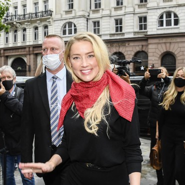 Amber Heard Tuding Johnny Depp Pukuli Dirinya Saat Ulang Tahun