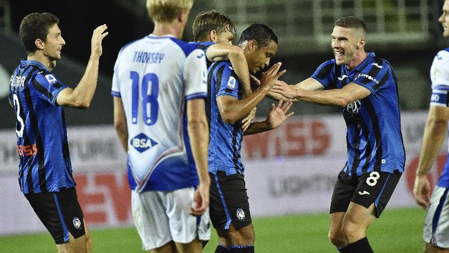 Atalanta's Luis Muriel celebrates with teammates after scoring during the Serie A soccer match between Atalanta and Sampdoria at the Gewiss Stadium in Bergamo, Italy, Wednesday, July 8, 2020. (Gianluca Checchi/LaPresse via AP)
