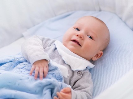 Perkembangan Bayi 1 Bulan, Kemampuan Motorik hingga Emosional