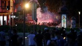 demo rusuh serbia Serbian riot police clashes with protesters in Belgrade, Serbia, Wednesday, July 8, 2020. Serbia's president Aleksandar Vucic backtracked Wednesday on his plans to reinstate a coronavirus lockdown in Belgrade after thousands protested the move and violently clashed with the police in the capital. (AP Photo/Darko Vojinovic)