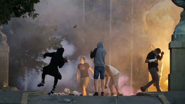 FOTO: Demo Tolak Lockdown di Serbia Berakhir Ricuh