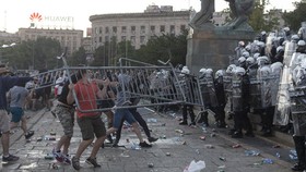 FOTO: Demo Tolak Lockdown di Serbia Berakhir Ricuh