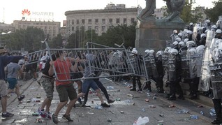 FOTO: Demo Tolak Lockdown di Serbia Berakhir Ricuh