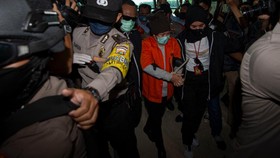 Maria Pauline Lumowa Tertunduk Lesu Tiba di Bandara Soetta