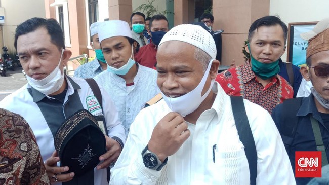 Tim kuasa hukum Rizieq Shihab belum bisa memastikan kehadiran kliennya terkait pemanggilan sebagai saksi kasus kerumunan di Polda Metro Jaya, hari ini.