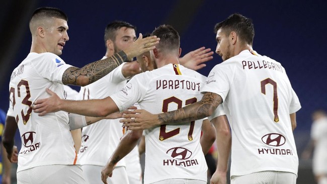 Roma's Jordan Veretout is celebrated by his teammates after scoring his side's 2nd goal during a Serie A soccer match between Roma and Parma at Rome's Olympic stadium, Wednesday, July 8, 2020. (AP Photo/Alessandra Tarantino)