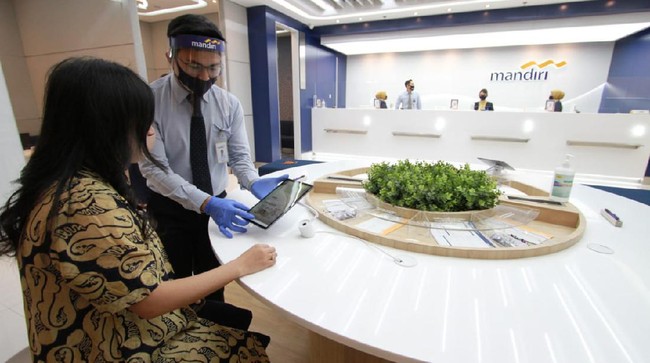 Bank Mandiri mengurangi operasional kantor cabang dari 287 pada masa PSBB transisi menjadi 223 kantor pada masa PSBB total mulai Senin (14/9).