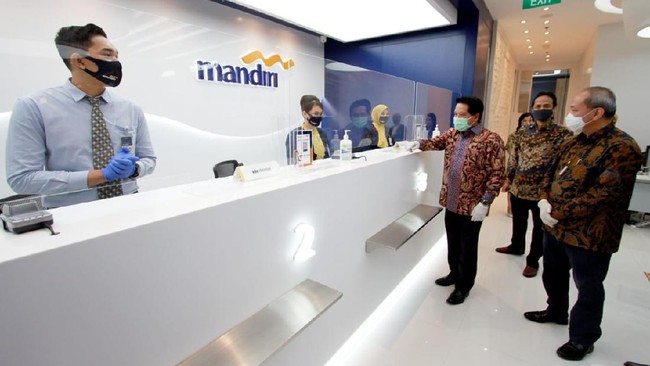 Bank Mandiri dan BTN mengurangi jam operasional mereka, termasuk bank swasta BCA, selama penerapan PPKM Mikro.