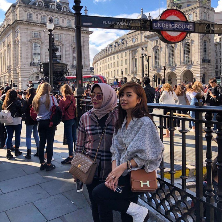 <p>Dalam beberapa fotonya, penampilan ibunda Nikita Willy juga tak kalah seperti anak muda lainnya. (Foto: Instagram @yorafebrina)</p>