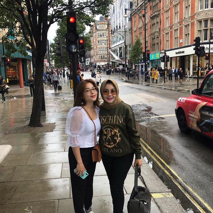 <p>Sama-sama cantik ya, Bunda? (Foto: Instagram @yorafebrina)</p>