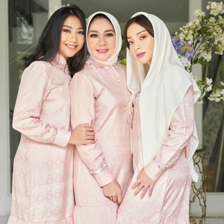 <p>Riasan wajah ibunda Nikita Willy yang natural juga membuatnya awet muda. (Foto: Instagram @yorafebrina)</p>